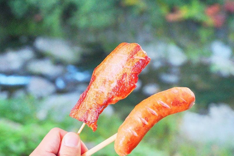 焼き目のついた城川ベーコンとソーセージ