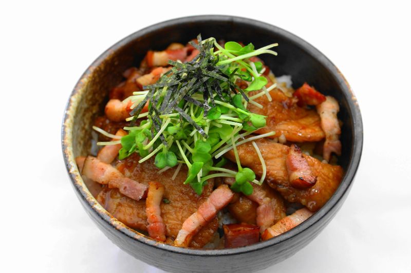 城川豚ベーコン丼