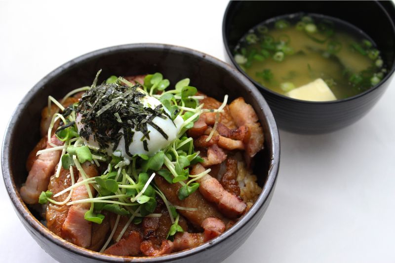 温玉城川豚ベーコン丼